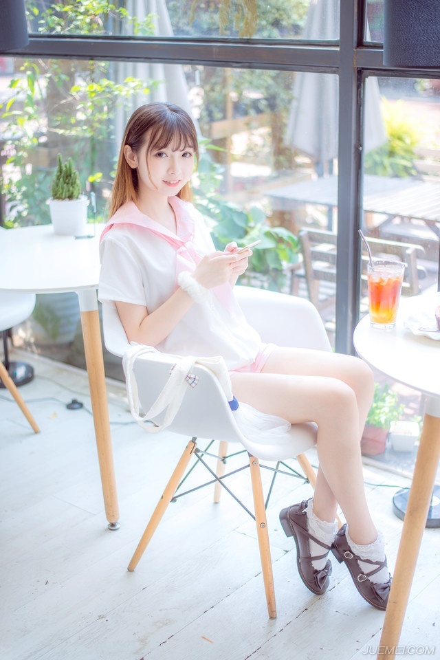 从容不迫的举止，比起咄咄逼人的态度，更能令人心折。——三毛《亲爱的三毛》